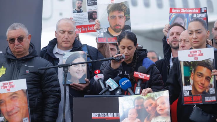 בעצרת תמיכה במשפחות החטופים מחוץ לבית הדין הפלילי הבינלאומי בהאג
