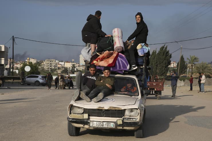 פליטים פלסטינים מגיעים לרפיח מחאן יונס