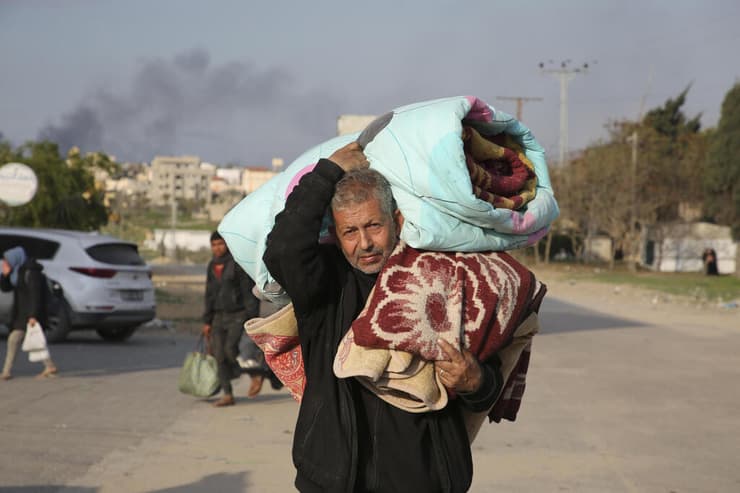 פליטים פלסטינים מגיעים לרפיח מחאן יונס
