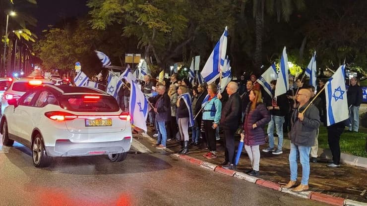 מאות מפגינים ליד ביתו של ח"כ דני דנון ברעננה