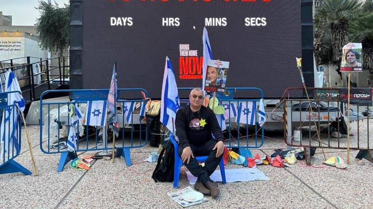 דני אלגרט, אחיו של החטוף איציק אלגרט, הכריז על שביתת רעב בכיכר החטופים