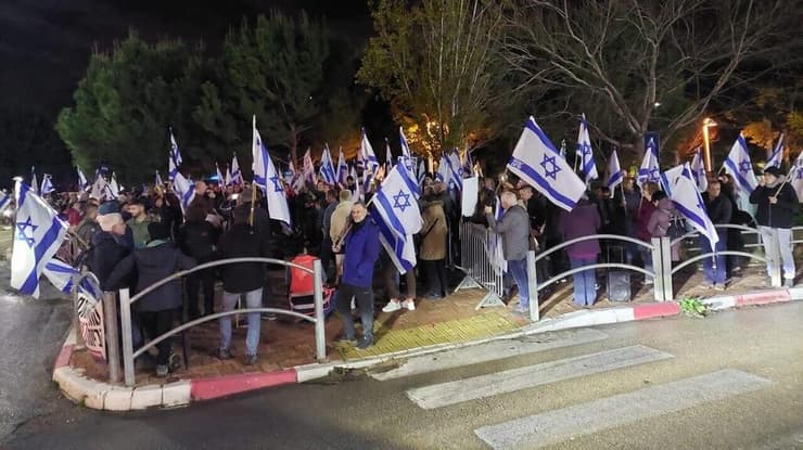 הפגנה מול ביתו של חבר הכנסת יריב לוין