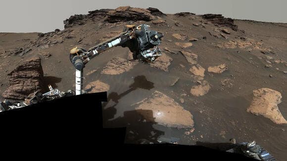 לא יכול להקרין לייזר על סלעים כדי לנתח את הרכבם ולחפש סימנים לחיים קדומים על מאדים. מכשיר SHERLOC בקצה הזרוע הרובוטית של Perseverance 