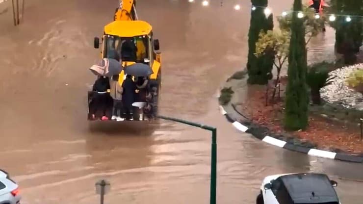תיעוד מההצפות בנתניה