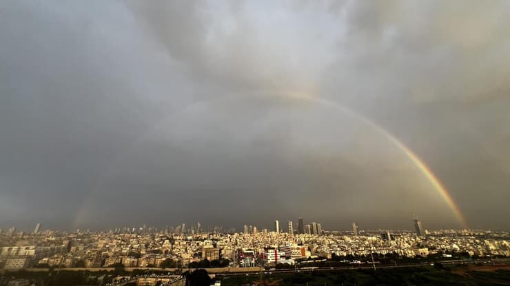 קשת מעל תל אביב בזריחה צילום מגבעת שמואל 