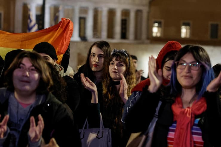 עצרת לתמיכה בחוק לנישואין חד מיניים בכיכר סינטגמה שבאתונה, יוון