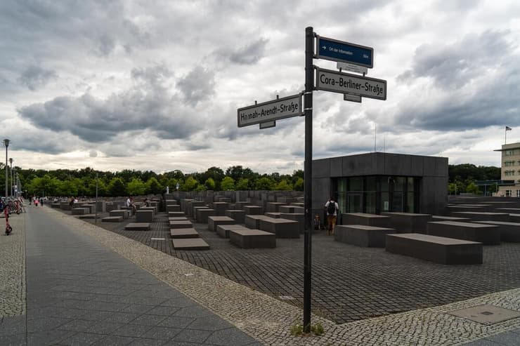 רחוב על שם חנה ארדנט ליד אנדרטת השואה בברלין