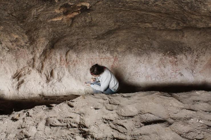 רישום האיורים שהתגלו באתר אמנות הסלע Cueva Huenul 1 שבצפון-מערב פטגוניה