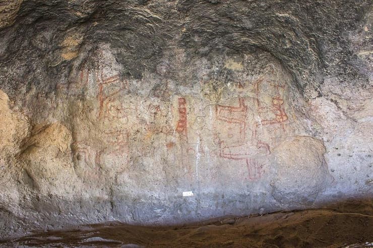 האיורים דמויי המסרק באתר אמנות הסלע Cueva Huenul 1 שבצפון-מערב פטגוניה