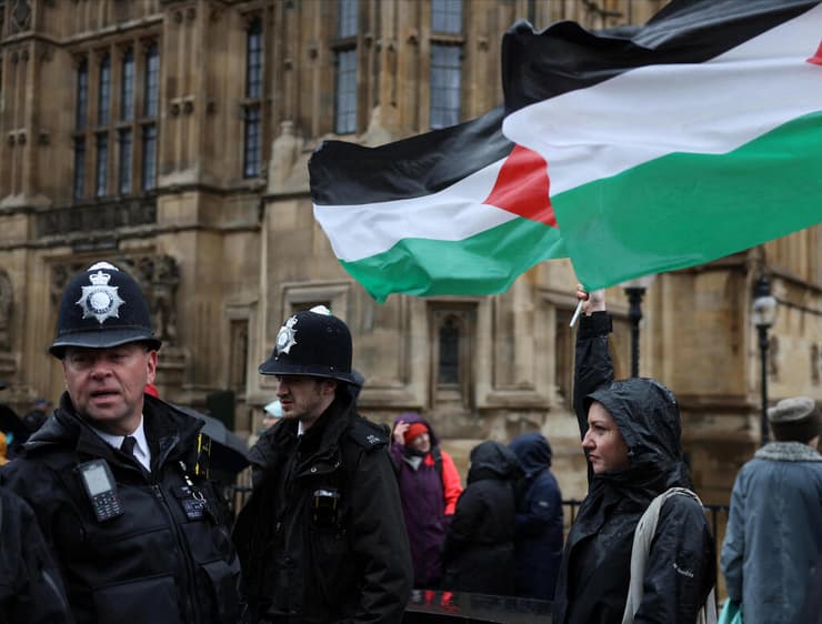 בריטניה פרלמנט בית הנבחרים הצבעה הפסקת אש עזה מפגינים פרו פלסטינים