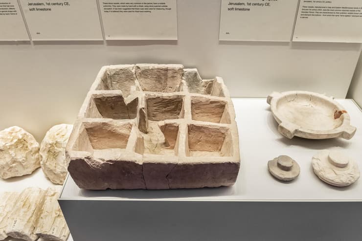 התיבה כפי שמוצגת באגף הארכיאולוגיה של מוזיאון ישראל