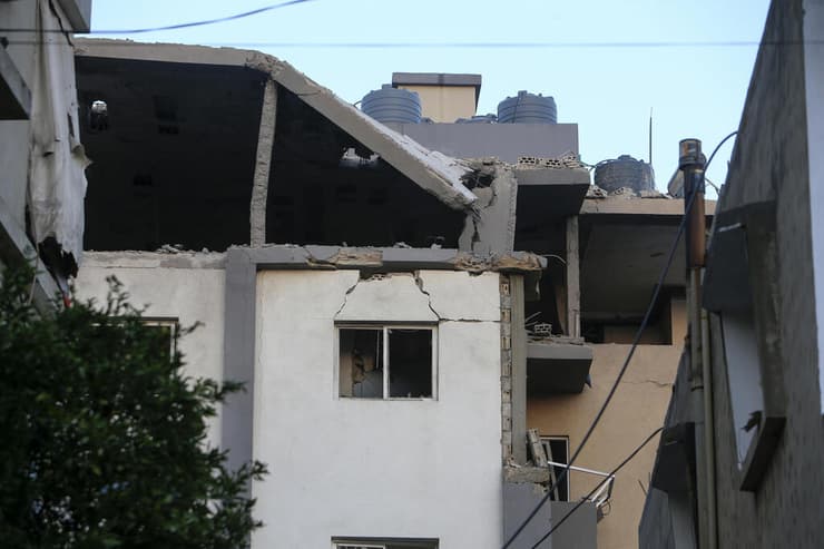 זירת תקיפה שיוחסה לישראל ב כפר רומאן בדרום לבנון שבה חוסל לפי הדיווחים חסן סאלח מומחה טילים של חיזבאללה