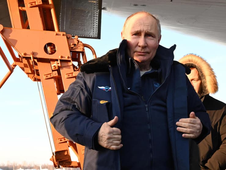 נשיא רוסיה ולדימיר פוטין טס ב מפציץ גרעיני