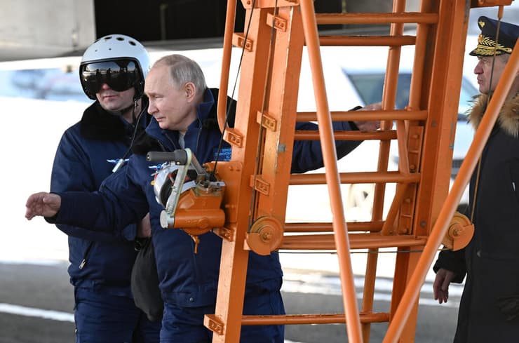 נשיא רוסיה ולדימיר פוטין טס ב מפציץ גרעיני