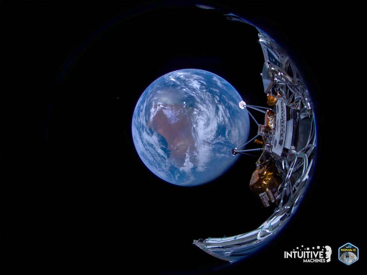 צילום סלפי של הנחתת אודיסאוס עם כדור הארץ