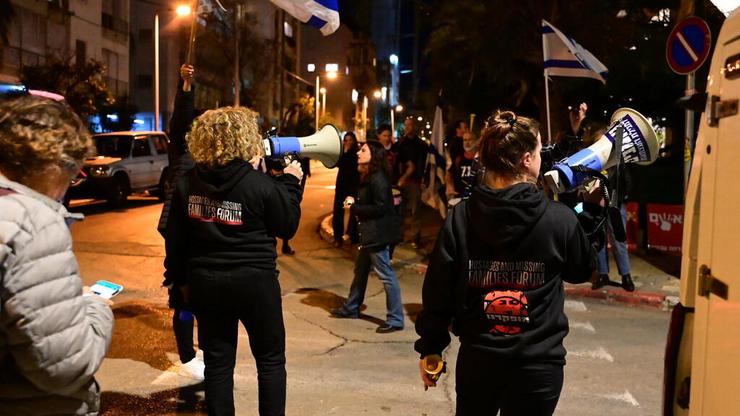 הפגנה מול ביתו של יצחק וסרלאוף בתל אביב