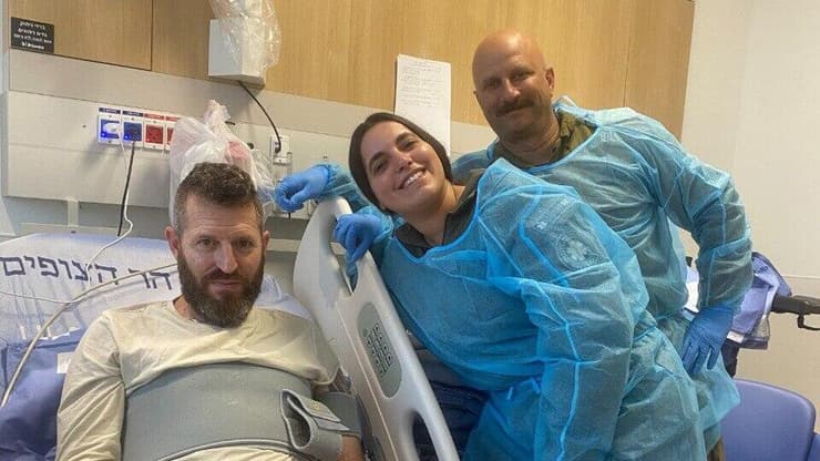 סא"ל מיל' יונתי בהט בבית החולים הדסה הר הצופים עם ליטב הפרמדיקית שטיפלה בו תחת אש ועם אחיו רס"ן מיל' נדב שפינה אותו למסוק