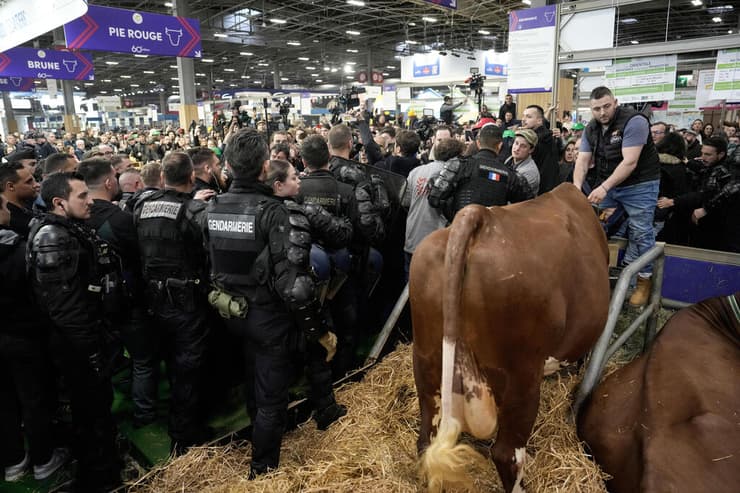 מאות חקלאים זועמים מתעמתים עם כוחות הביטחון ומנסים לחסום את כניסתו של עמנואל מקרון לסלון החקלאות בפריז, צרפת