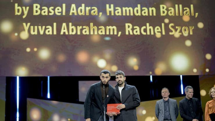 יובל אברהם ובאסל אדרה, זוכי הפרס הדוקומנטרי בפסטיבל ברלין