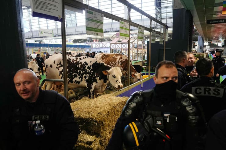 מאות חקלאים זועמים מתעמתים עם כוחות הביטחון ומנסים לחסום את כניסתו של עמנואל מקרון לסלון החקלאות בפריז, צרפת