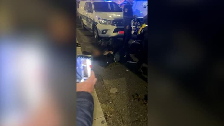 שוטרים מפנים מפגינים באלימות בקפלן בתל אביב