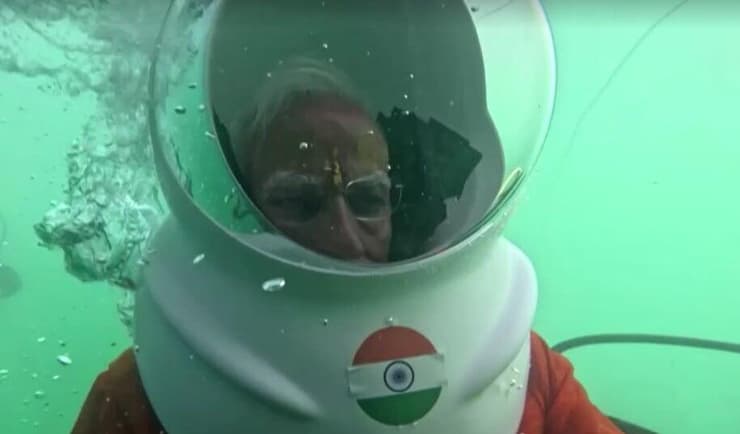 ראש ממשלת הודו נרנדרה מודי מתפלל מתחת למים