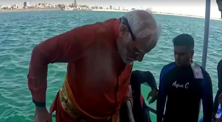 ראש ממשלת הודו נרנדרה מודי מתפלל מתחת למים