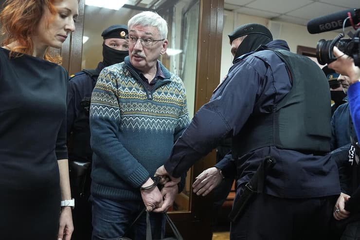 רוסיה אולג אורלוב פעיל זכויות אדם רוסי נשלח ל 2.6 שנות מאסר יצא נגד המלחמה ב אוקראינה