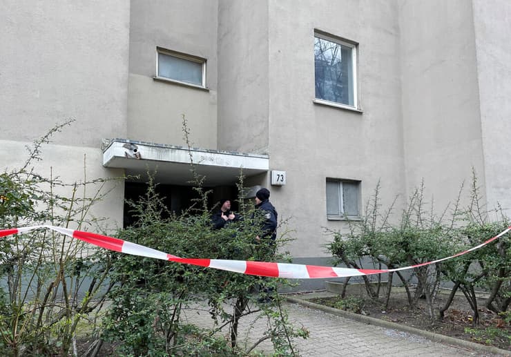גרמניה הכניסה לבניין שבו נמצאה דניאל קלטה מבוקשת סיעת הצבא האדום תמונה שהמשטרה פרסמה ב 1993