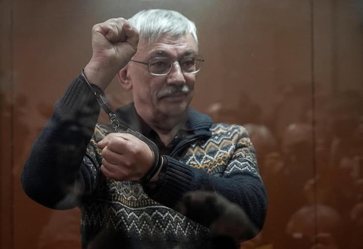 רוסיה אולג אורלוב פעיל זכויות אדם רוסי נשלח ל 2.6 שנות מאסר יצא נגד המלחמה ב אוקראינה