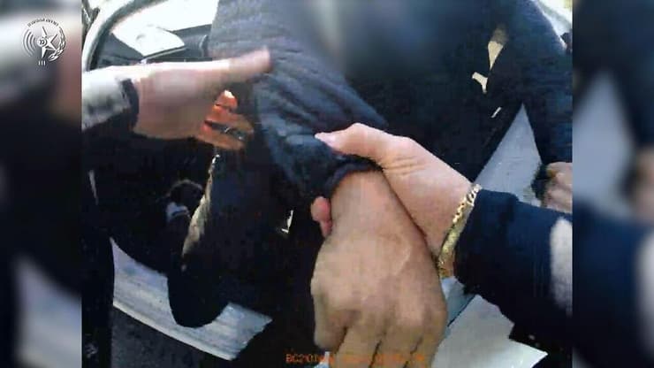 תיעוד ממצלמת הגוף של השוטר בעת מעצר החשוד בן ה-14