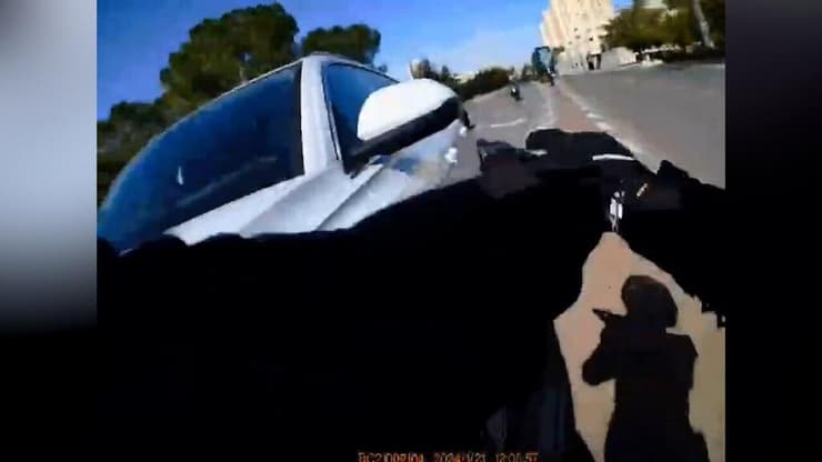 תיעודים ממצלמת אבטחה ומצלמת קסדה של שוטר ממרדף אחרי שודדים שהתחזו לשליחי וולט וגנבו רכב מאיש עסקים בירושלים