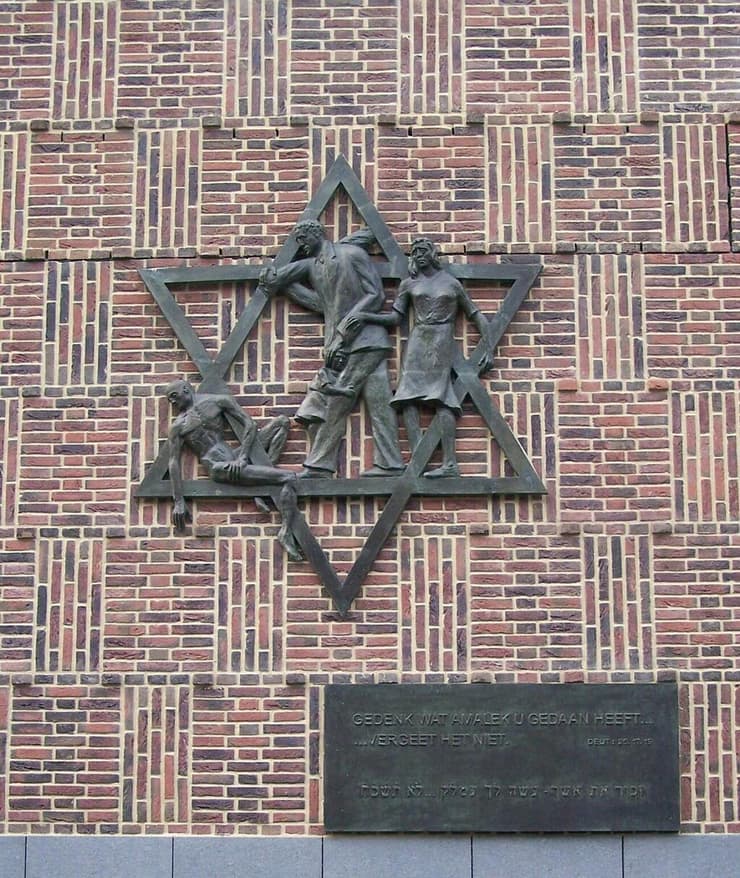 אנדרטת זיכרון לשואה בהאג, עם הכיתוב: "זכור את אשר עשה לך עמלק... לא תשכח"
