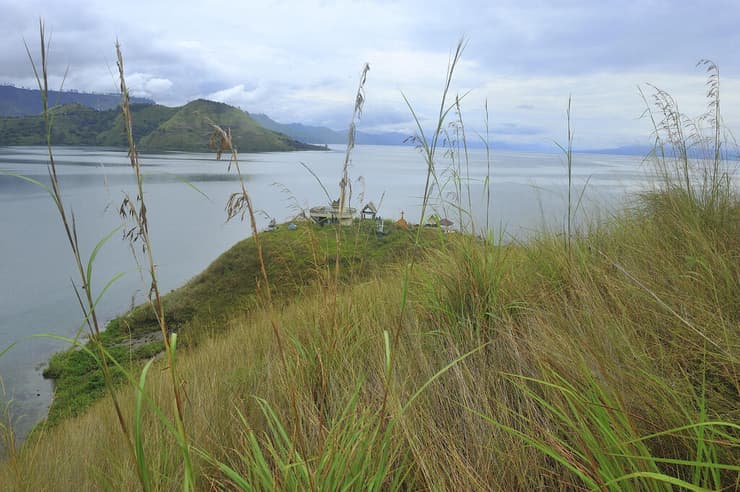 אגם טובה באי האינדונזי סומטרה, שנוצר כתוצאה מההתפרצות-העל שגרמה לאסון טובה