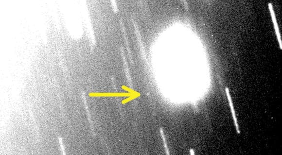 יקבל שם שייקספירי. הירח ה-28 של כוכב הלכת אורנוס, מסומן בחץ, שהתגלה לאחרונה בצילומים של טלסקופ מגלן 