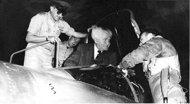 ראש הממשלה ושר הבטחון דוד בן גוריון (במרכז), עזר ויצמן מפקד חיל האוויר (משמאל) והטייס דני שפירא בטקס קבלת מטוס המיראז' 3, מטוס קרב צרפתי, 1961