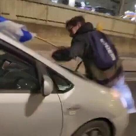 נהג דורס מפגין בנתיבי איילון וגורר אותו על מכסה המנוע