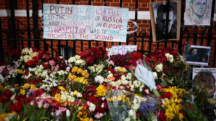 שלט ביקורתי נגד פוטין באתר לזכרו של אלכסיי נבלני בבריטניה