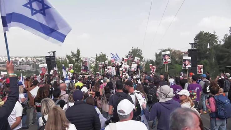 הצהרה לתקשורת של משפחות החטופים והזנקת הצעדה בקניון מבשרת