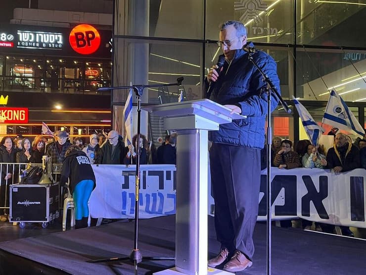 גלעד קריב בהפגנה בחיפה נגד הממשלה