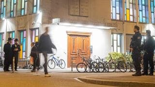 שוטרים שומרים על בית הכנסת בציריך, שוויץ