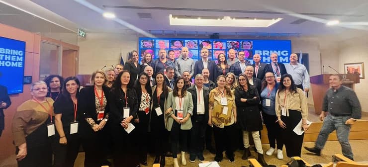 צוות המיזם ההסברתי מטעם קרן מיראז', בעת ביקור במשרד החוץ