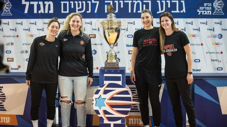 רוטברג, קסטן, ציפל ובארון עם הגביע