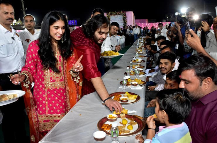 הודו חתונה משפחת אמבני אנאנט אמבני ואשתו לעתיד רדהיקה מגישים אוכל לתושבי כפרים