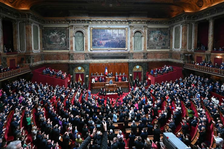 צרפת הזכות ל הפלות מעוגנת ב חוקה הצבעה ב ארמון ורסאי