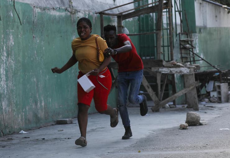 האיטי פורט או פרינס אנשים נמלטים בצל הלחימה 1 במרץ 2024