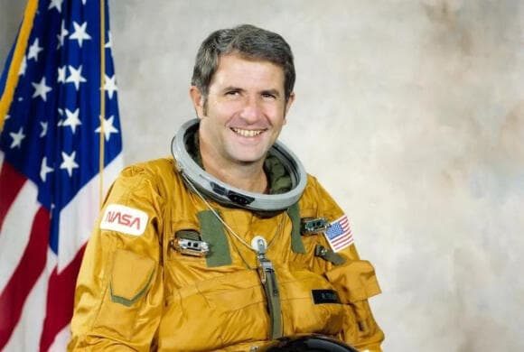 האדם הגדול שאיבדנו. ריצ'רד טרולי בחליפת חלל