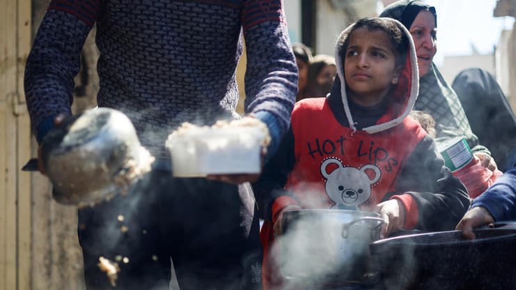 ילד ילדים פלסטינים בתור ל מזון ב רפיח פליט פליטים רצועת עזה