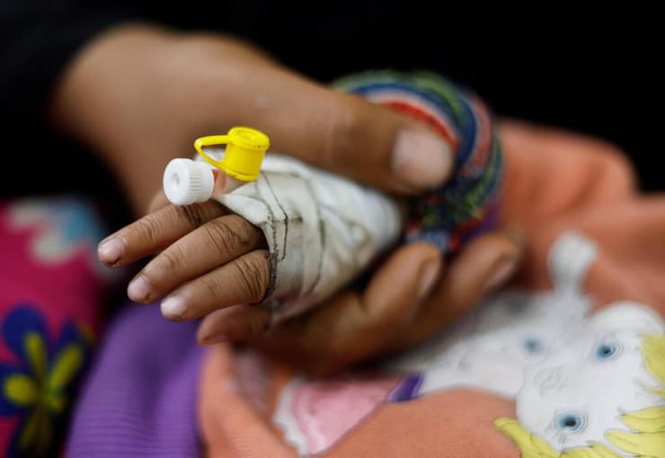 ילד ילדים שנטען כי סובלים מ תת-תזונה רעב בית חולים ב רפיח רצועת עזה