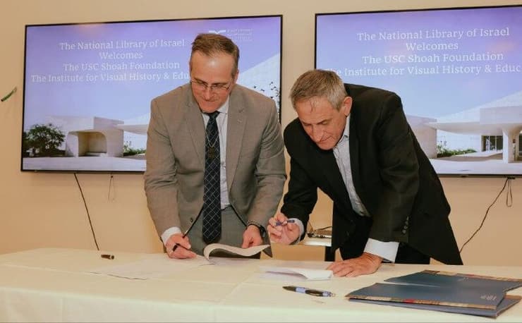 יו"ר ומנכ"ל קרן "שואה" של USC ד"ר רוברט ג'יי ויליאמס (משמאל), ויו"ר הספרייה הלאומית סלי מרידור